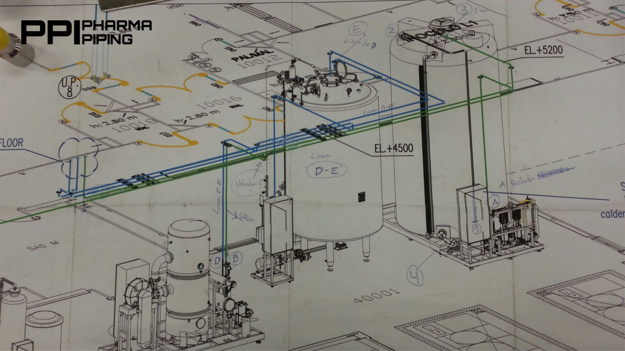 Plano técnico de instalación farmacéutica Diseño de proyecto para la conexión y transporte de fluidos entre depósitos en entorno GMP. Se representa la red de tuberías para llenado, drenaje, válvulas, colectores y líneas de proceso entre equipos. Este tipo